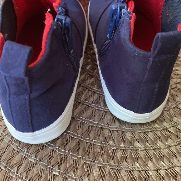 Old navy toddlers shoes size 6 items $8 ARE BOGO free. Bundle for discount - Picture 2 of 7
